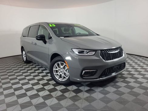 Used 2025 Chrysler Pacifica Select FWD image 1