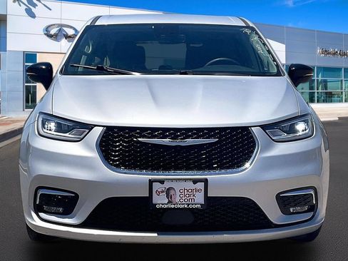 Used 2024 Chrysler Pacifica Touring-L FWD image 3