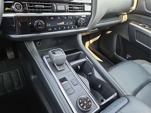 Used 2024 Nissan Pathfinder SL AWD/4WD image 25