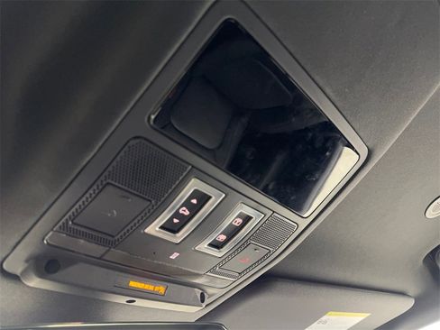 Used 2025 Land Rover Defender 110 S image 68