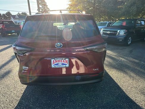 Used 2025 Toyota Sienna XLE image 6