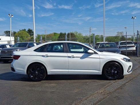 Used 2025 Volkswagen Jetta SE w/ Sunroof Package FWD image 7