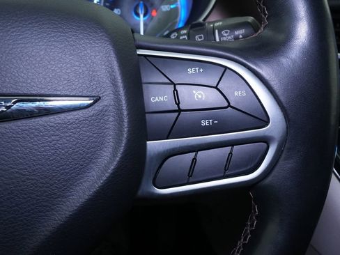 Used 2018 Chrysler Pacifica Touring-L Plus FWD image 39