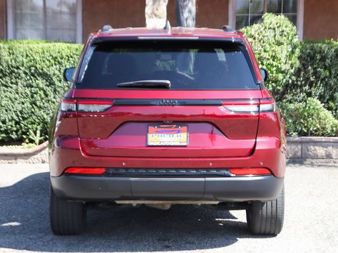 Used 2024 Jeep Grand Cherokee Altitude RWD image 7