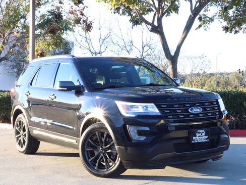 Used 2017 Ford Explorer XLT image 1