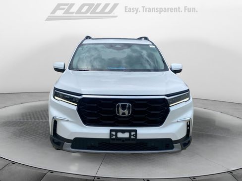Certified 2025 Honda Pilot Touring image 3