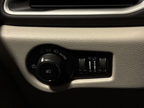 Used 2023 Chrysler Pacifica Touring-L FWD image 18