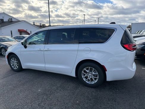 New 2026 Chrysler Pacifica Select image 5
