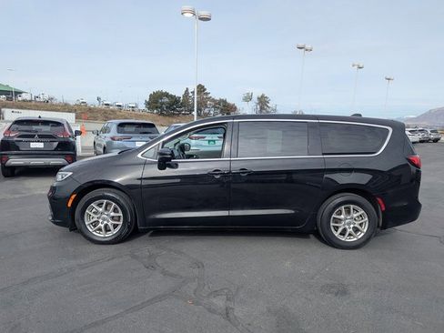 Used 2024 Chrysler Pacifica Touring-L image 7