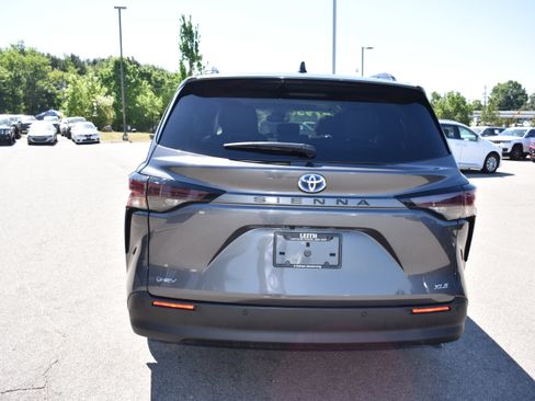 Used 2025 Toyota Sienna XLE FWD image 8