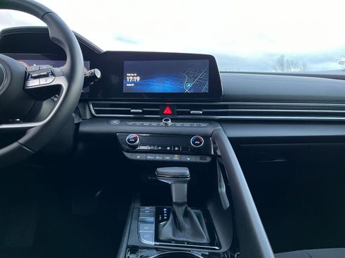 Used 2025 Hyundai Elantra SEL image 21