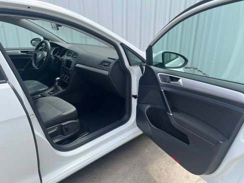 Used 2016 Volkswagen e-Golf SE FWD image 16