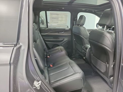 New 2025 Jeep Grand Cherokee Limited w/ Black Appearance Package image 8