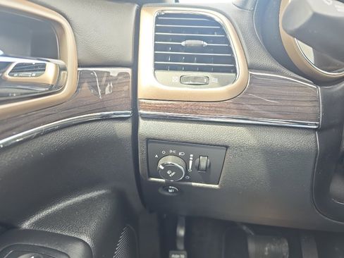 Used 2017 Jeep Grand Cherokee Overland image 24