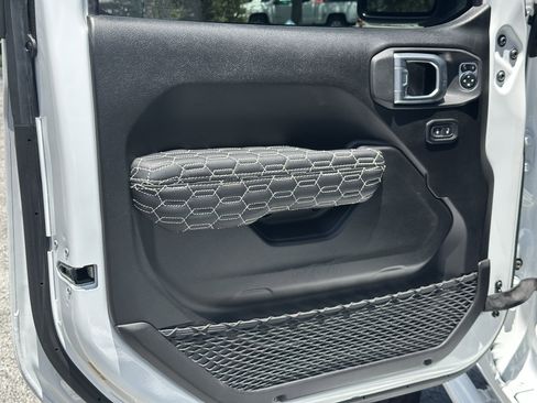 Used 2024 Jeep Wrangler Unlimited Sport image 29