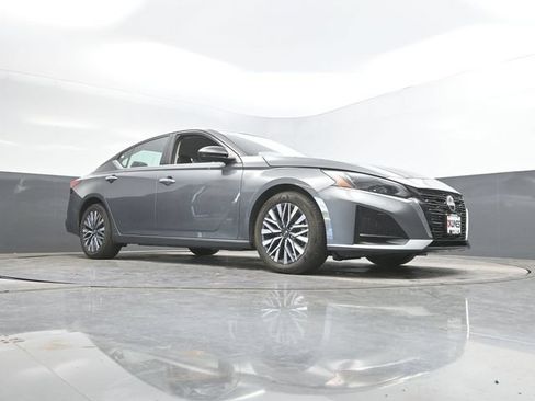 Used 2025 Nissan Altima 2.5 SV FWD image 45