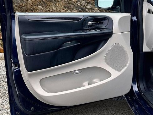 Used 2017 Dodge Grand Caravan SE w/ Power Window Group image 18