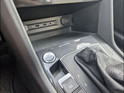 Used 2018 Volkswagen Tiguan SE image 18