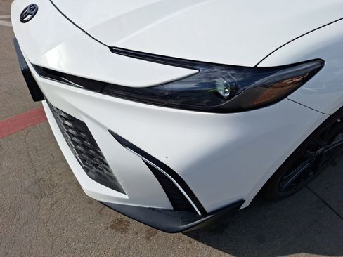 Used 2025 Toyota Camry SE w/ Convenience Package image 10