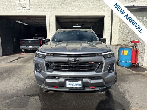 Used 2025 Chevrolet Colorado Z71 w/ Technology Package AWD/4WD image 2