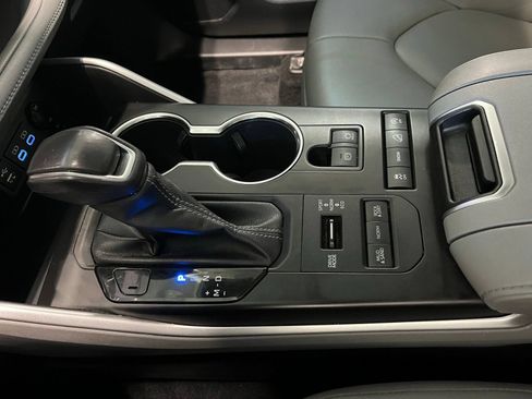 Used 2022 Toyota Highlander XLE AWD/4WD image 29