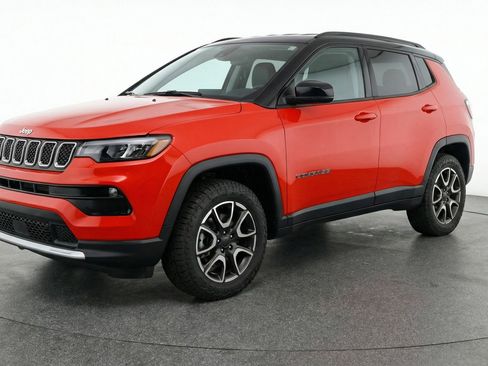 Used 2025 Jeep Compass Trailhawk AWD/4WD image 2