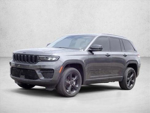 Used 2022 Jeep Grand Cherokee Altitude AWD/4WD image 11