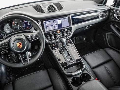 Certified 2026 Porsche Macan AWD/4WD image 19