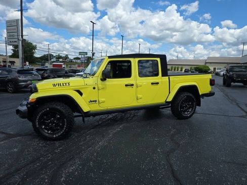 Used 2023 Jeep Gladiator Sport AWD/4WD image 3