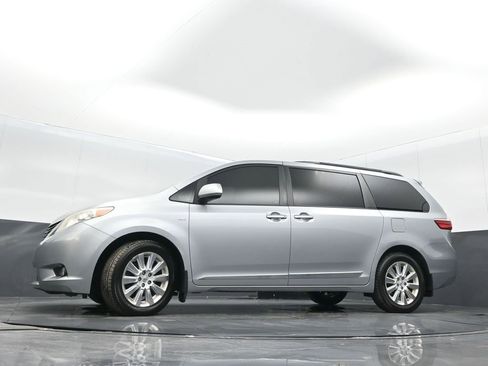 Used 2016 Toyota Sienna XLE image 28