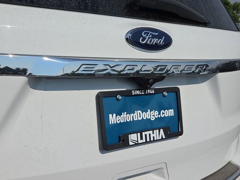 Used 2018 Ford Explorer XLT w/ Equipment Group 202A FWD image 15