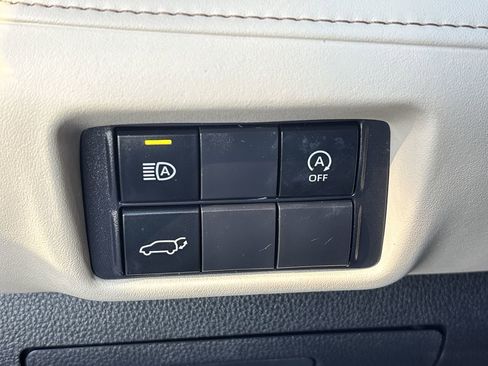 Used 2023 Toyota Highlander XLE image 28