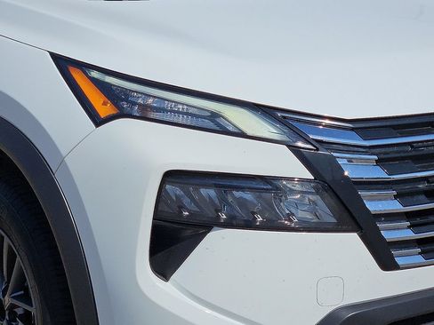 Used 2024 Nissan Rogue S FWD image 8
