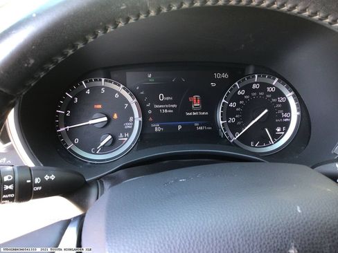Used 2021 Toyota Highlander XLE AWD/4WD image 15