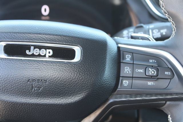 Used 2025 Jeep Grand Cherokee Altitude RWD image 17
