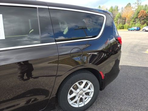 Used 2017 Chrysler Pacifica LX image 30