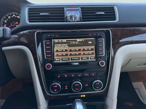 Used 2013 Volkswagen Passat 2.5 SEL Premium image 29