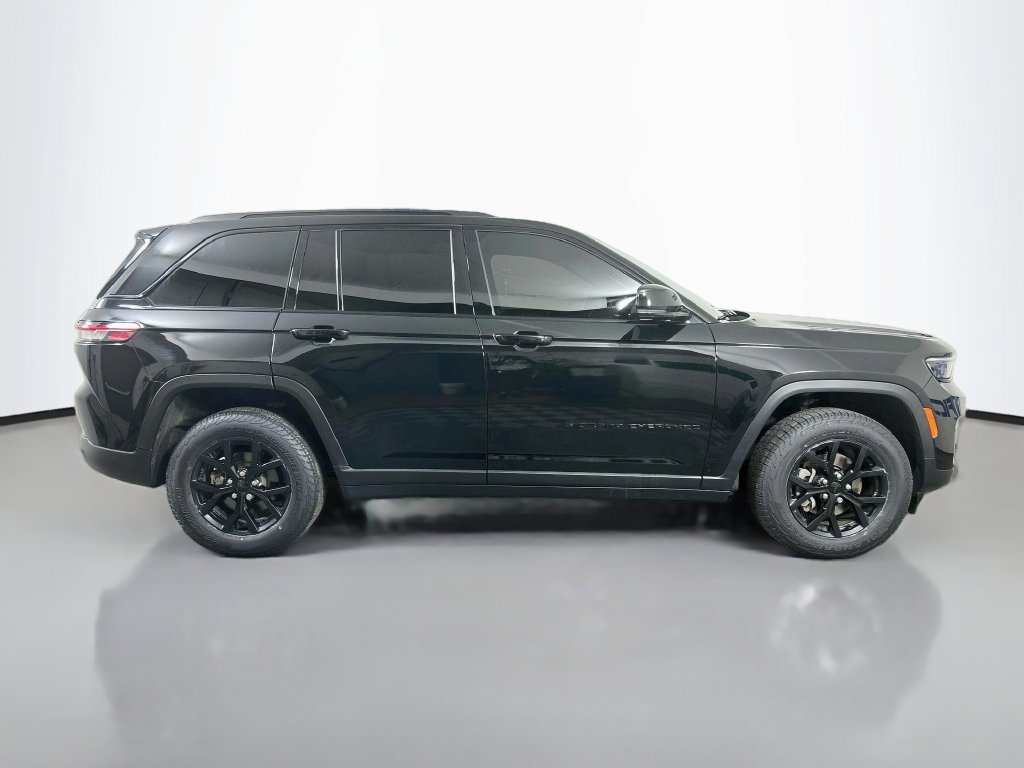 Used 2024 Jeep Grand Cherokee Altitude AWD/4WD image 8