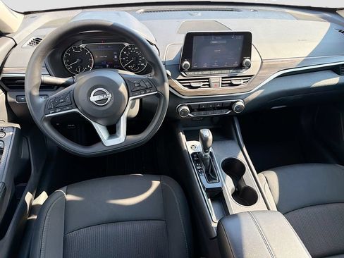 Used 2025 Nissan Altima 2.5 SV FWD image 17