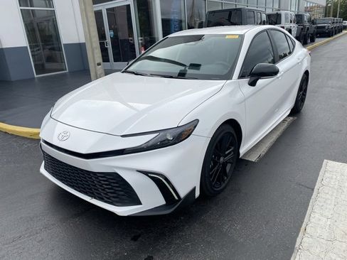 Used 2025 Toyota Camry SE image 4