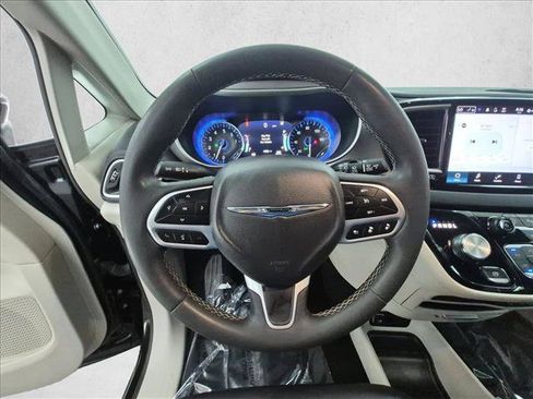 Used 2023 Chrysler Pacifica Touring-L FWD image 28