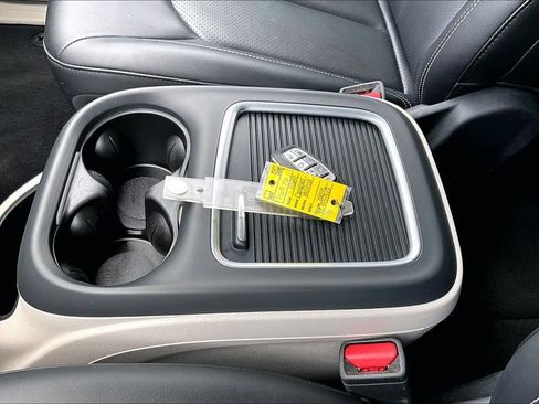 Used 2024 Chrysler Pacifica Touring-L FWD image 36