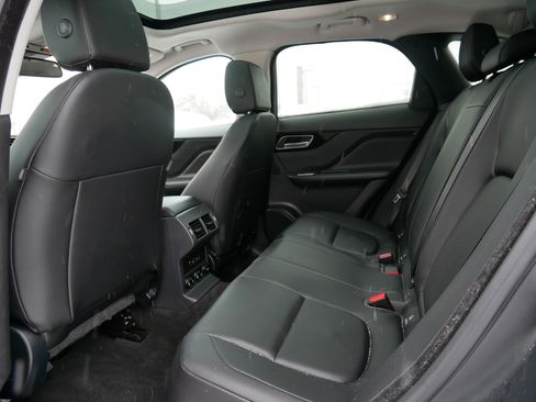 Used 2018 Jaguar F-PACE Premium image 16