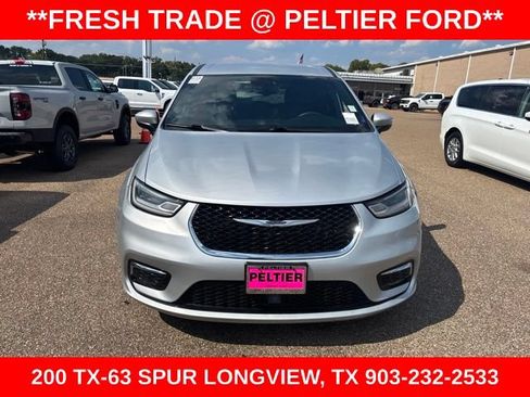 Used 2023 Chrysler Pacifica Touring FWD image 2