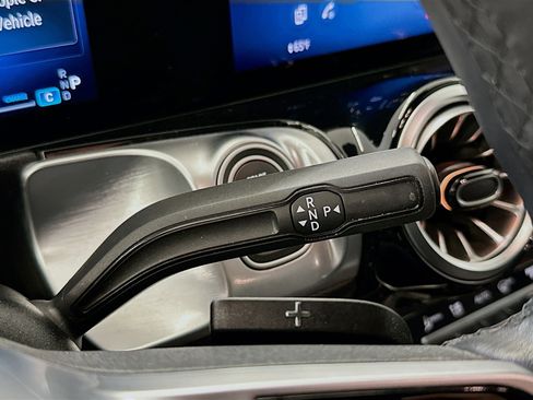 Used 2025 Mercedes-Benz GLB 250 GLB 250 image 24