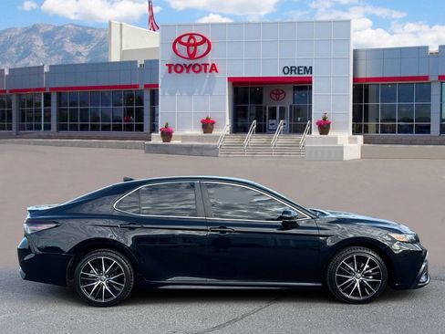 Used 2021 Toyota Camry SE FWD image 3