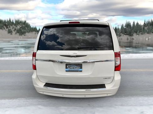 Used 2012 Chrysler Town & Country Limited FWD image 4