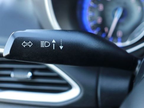 Used 2025 Chrysler Pacifica Select image 23