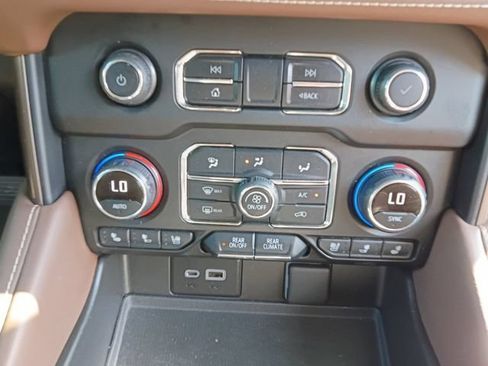 Used 2021 Chevrolet Suburban High Country AWD/4WD image 4