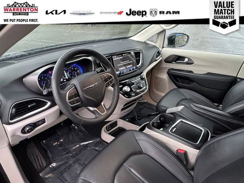 Used 2024 Chrysler Pacifica Touring-L image 14